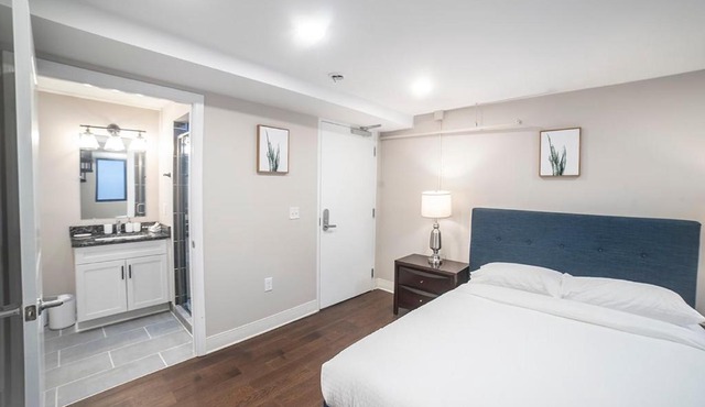 Modern Upscale 2BR Apartment in Carson - Stay Gia in Pittsburgh