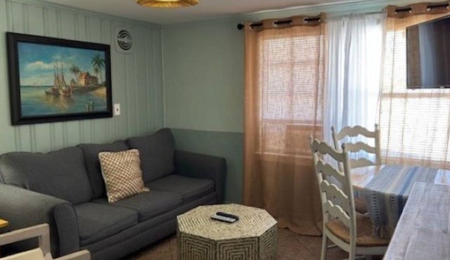 Monterey Motel - Beach Cottage 11 at Beach Access 8. Large Pool. Newly Remodeled