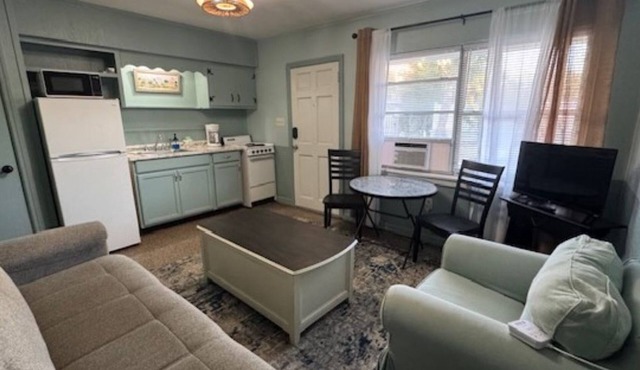 Monterey Motel - Guest Room 5 at Beach Access 8. Large Pool. Newly Remodeled.