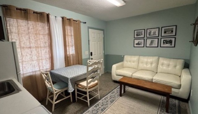 Monterey Motel - Beach Cottage 8 at Beach Access 8. Large Pool. Newly Remodeled.