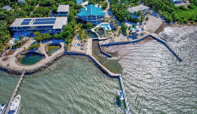 Morton Manor Estate - 9bed/7.5bath multi home property with private pool, pickleball court, putting green, dockage & more