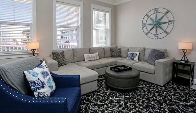 MXB West End Cottage 4BR w/Community Pool & Hot Tub Walk to Beach