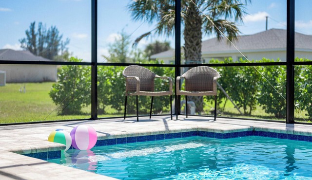 My Happy Place: Southern Exposure Heated Pool Quiet NW Cape Burnt Store Area