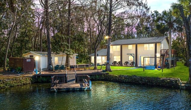 Nanas River House - Weeki Wachee River - Pet Friendly, Kayaks, Kids Watermat!