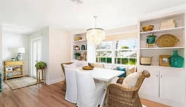 Naples/Parkshore 2 bedroom/2 bath condo with garage. Less than 1 mile to beach.