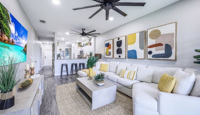 NAPLES RETREAT REMODELED, 2 KING SUITES, POOL, TENNIS, GYM,10 MIN TO BEACH