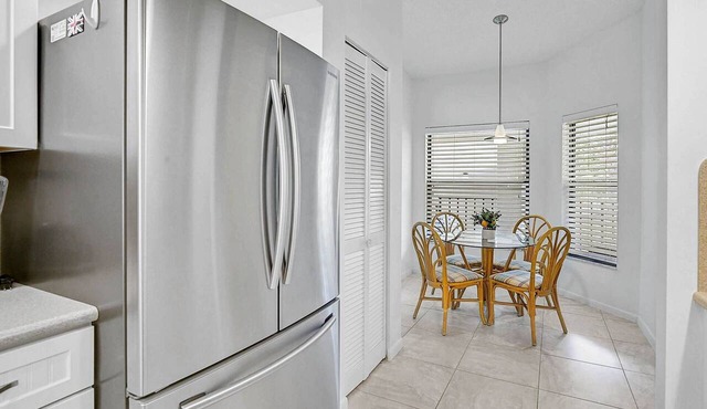 Nautical Nest – Cozy Poolside Condo, Near Beaches!