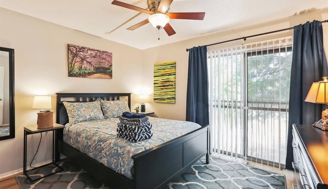 Neat Condo - Short Walk to UF!