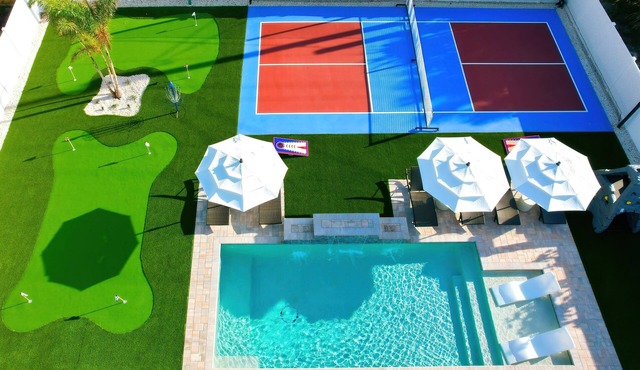 New! 10 mins to beach, Family Resort, Heated Pool, Mini-golf, Pickleball