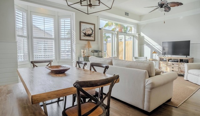 NEW!2BR Carillon Condo. 5 min walk 2 beach,Pools,Pickleball, Incl beach chairs.