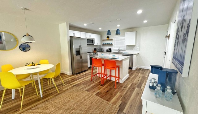 NEW Amazing Sunshine-Up 6 Guests-Private Backyard