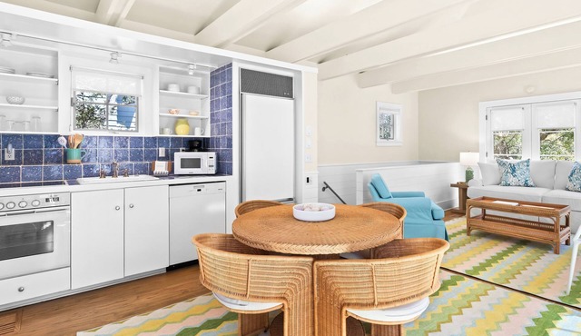 NEW Carriage House with Full Kitchen, Laundry, Bikes, 2 minute stroll to Beach