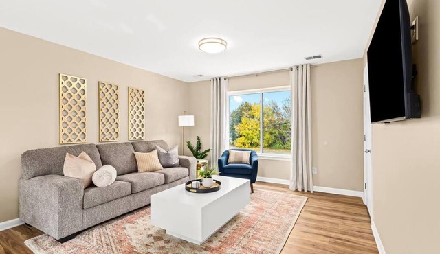 New! Charming Upper Unit in the Heart of Roseville