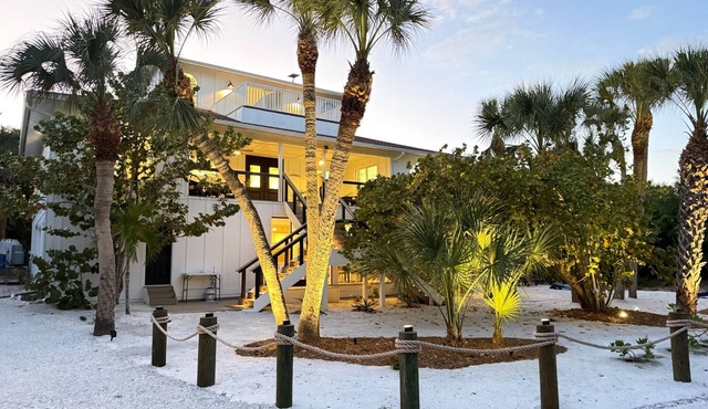 NEW! CORAL CASTAWAY LUXURY HOME PRIVATE HEATED POOL & 2 GOLF CARTS