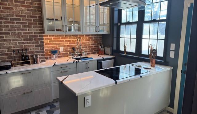 NEW! Modern Private Entrance, 2BD Apt. Minutes to NYC