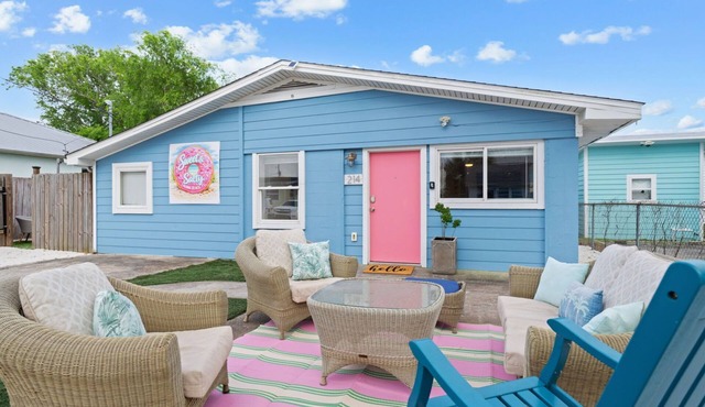NEW! Sleeps 9 + golfcart + walk to beach and thomas donut + stocktank pool