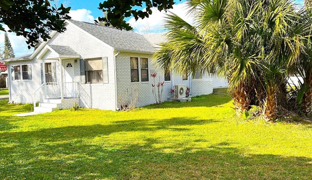 New Smyrna Beach Cozy Pool Home, Beach, Shopping & Restaurants