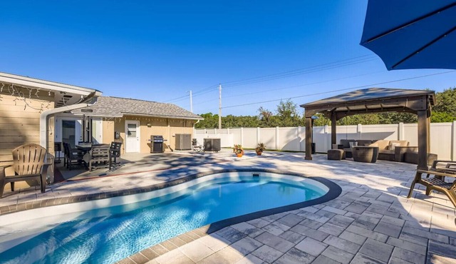 New Sunrise Sanctuary, 4BR home w/pool & jacuzzi