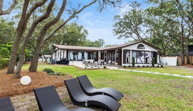 NEW Waterfront Escape - Easy Check-In/GYM/EV Charger!