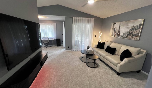 Newly Furnished Jupiter Condo - Den Workspace - 2 Parking - 12 Min to Beach