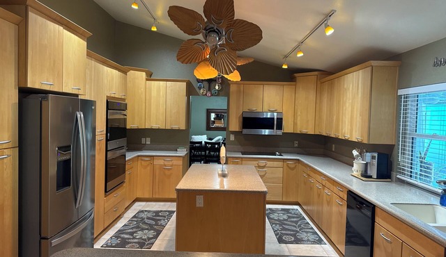 Newly Listed The Ambrosia House Retreat with Saltwater Pool, 4 king beds, 5 TVs