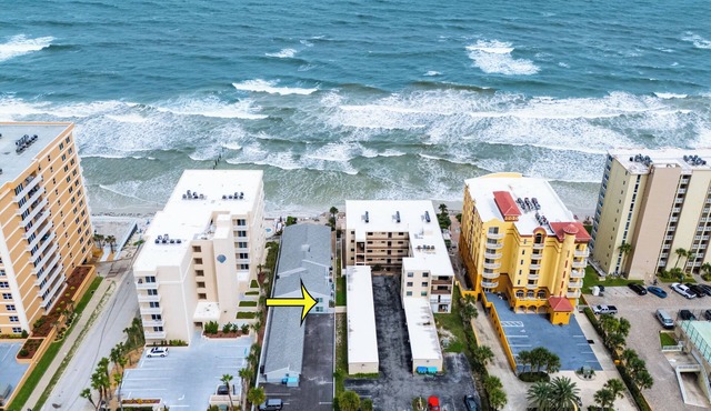 Newly remodeled, fully furnished, 3-bed/2 bath condo with direct ocean access
