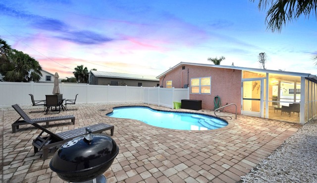 Newly Renovated🌴Coral Reef Villa - Steps away from beach/private heated pool🌞