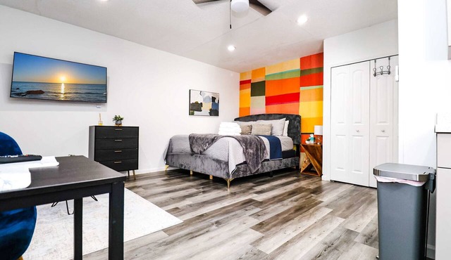 *NewRenovatedAPT*KINGbed*PetsOk+Priv Entry