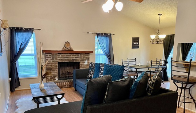 Nice spacious 2bd with indoor fireplace near LEGOLAND