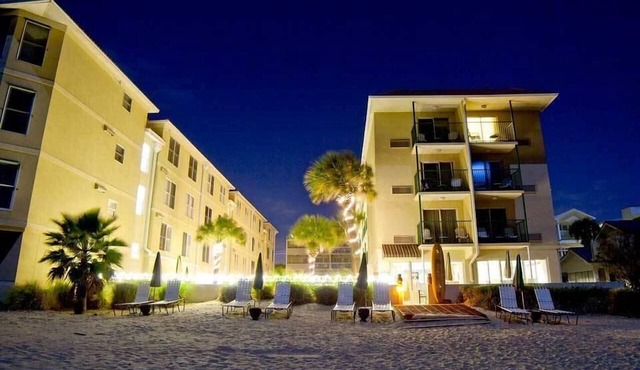 Nicely Appointed Guest Room w/Free WiFi & Shared Walkway Balcony