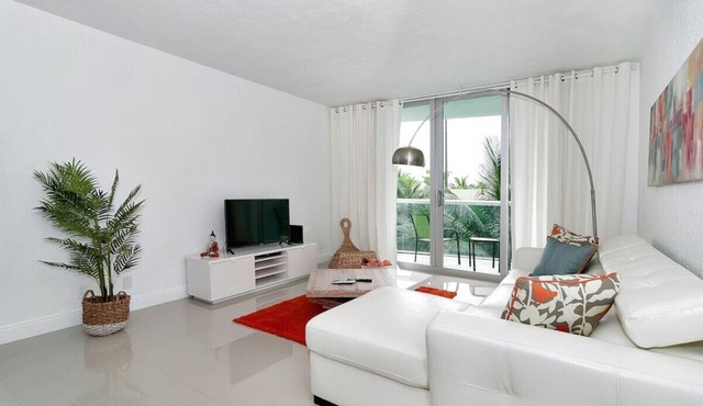 Ocean front condo on Hollywood Beach ! 1 bedroom/3rd floor