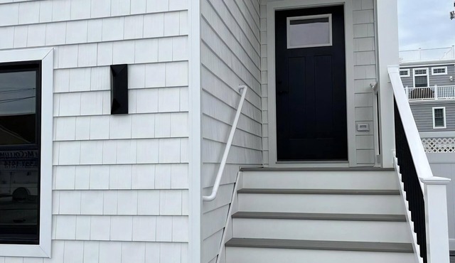 OCEAN SIDE SPRAY BEACH 5 BEDROOM TOWNHOME! WITH A POOL!