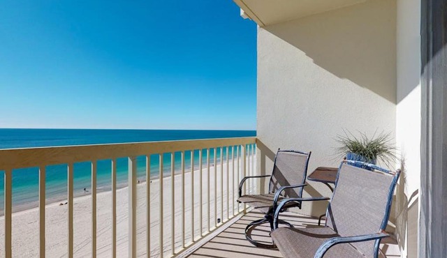 Oceanfront condo with scenic balcony washer & dryer - pool hot tub tennis access