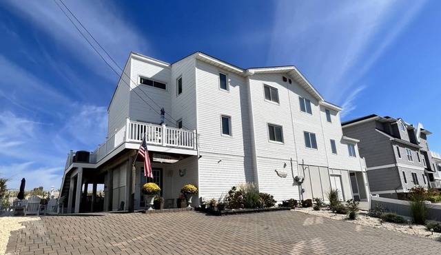 OCEANFRONT! PRIVATE BEACH ACCESS. Yr round RENTALS ! 914-475-1235