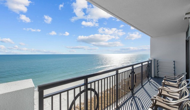 Oceanfront, steps to the beach! Sleeps 10 with pools, lazy rivers & family fun!