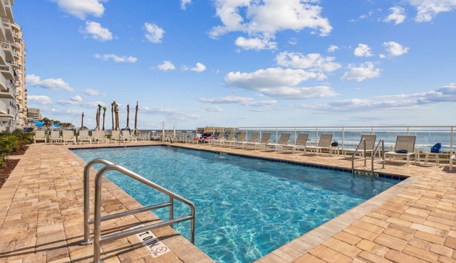 Oceanfront Escape- 3/2 with stunning 5th floor ocean views. Beachfront w/pool
