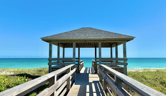 OCEANSIDE COMMUNITY 2nd Floor Private Beach Access Pool Kitchen BBQ Grills in Atlantic Beach