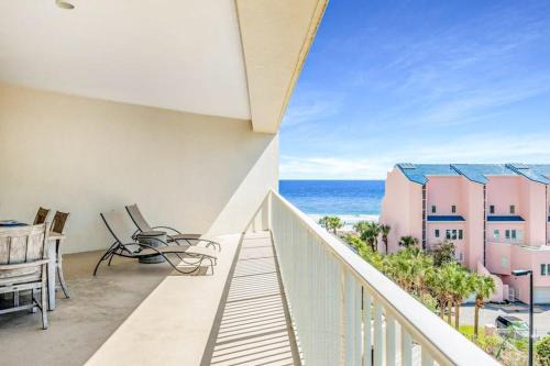 Oceanview Condo with Pools and Hot Tub