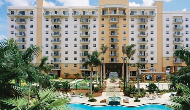 Official Wyndham Palm-Aire 2BR Suite - Sleeps 8 - Pools, Balcony & Resort Access