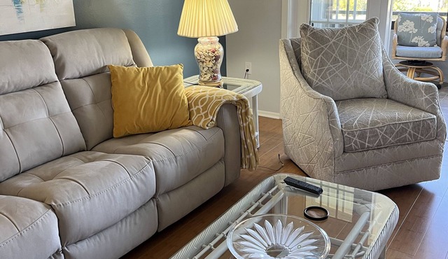 On the 5th hole, walk in shower, new appliances, restaurants, heated pool.