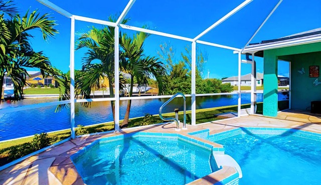 On The Water! Sleeps 12! 2 King Masters, Golf, Fishing, Bbq, Pool, Spa, Pvt Yard