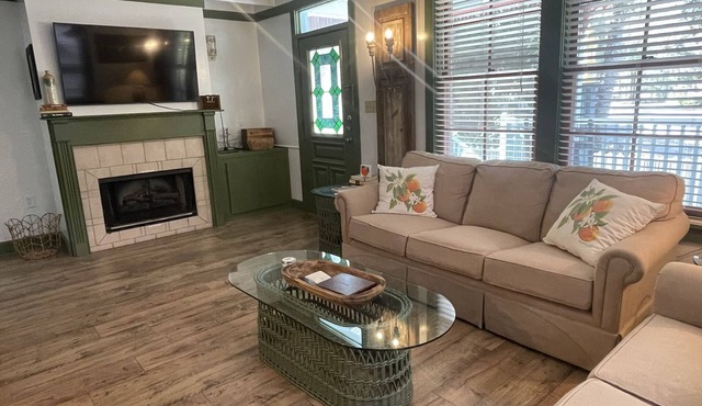 Orange Blossom Cottage with Creekside Gazebo!