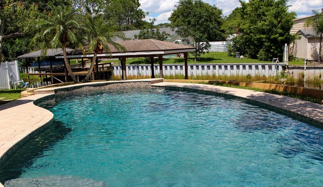 Orlando Canal-Front Home, Private Pool & Dock, Sleeps 8, Near Disney