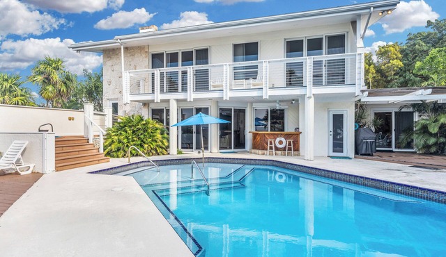 Osprey Bay Villa on the Bay! Spectacular Sunsets, Pool, Hot Tub & Private Dock!
