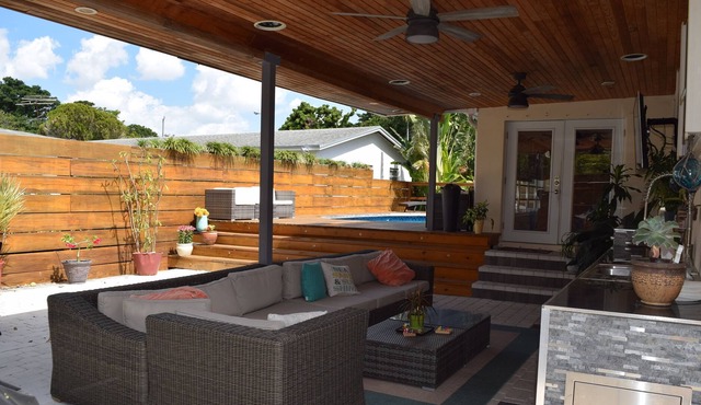 Outdoor Oasis HUGE 4/2.5 private pool/patio Great for entertaining sleeps 12