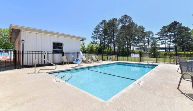Outdoor Pool Stay Near Austins + Pets Welcome & Free Parking