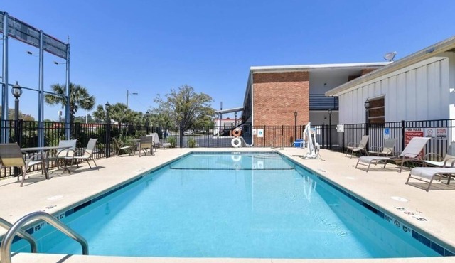 Outdoor Pool Stay Near Austins + Pets Welcome & Free Parking