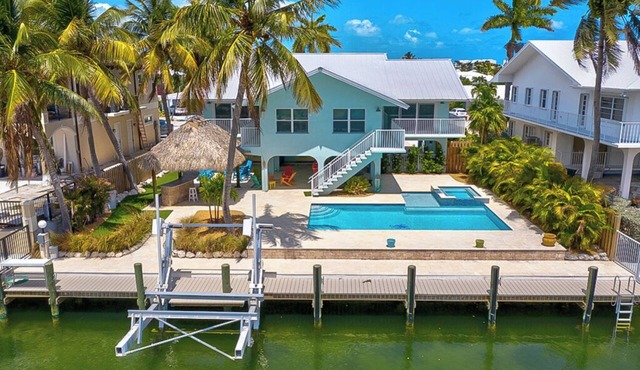 P18 - Spectacular 4 bedroom home with dockage and oversized private pool in Key Colony!
