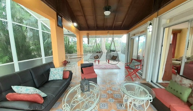 Palmetto Room with king bed in large house to share