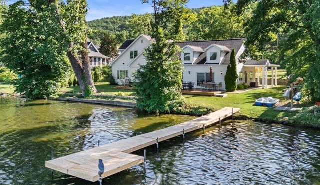 Papa`s Paradise: private lake home with pool table